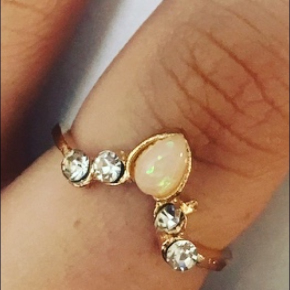 LaBailsBoutique Jewelry - Pearl & Rhinestone Pedestal V-Shape Rose Gold Ring